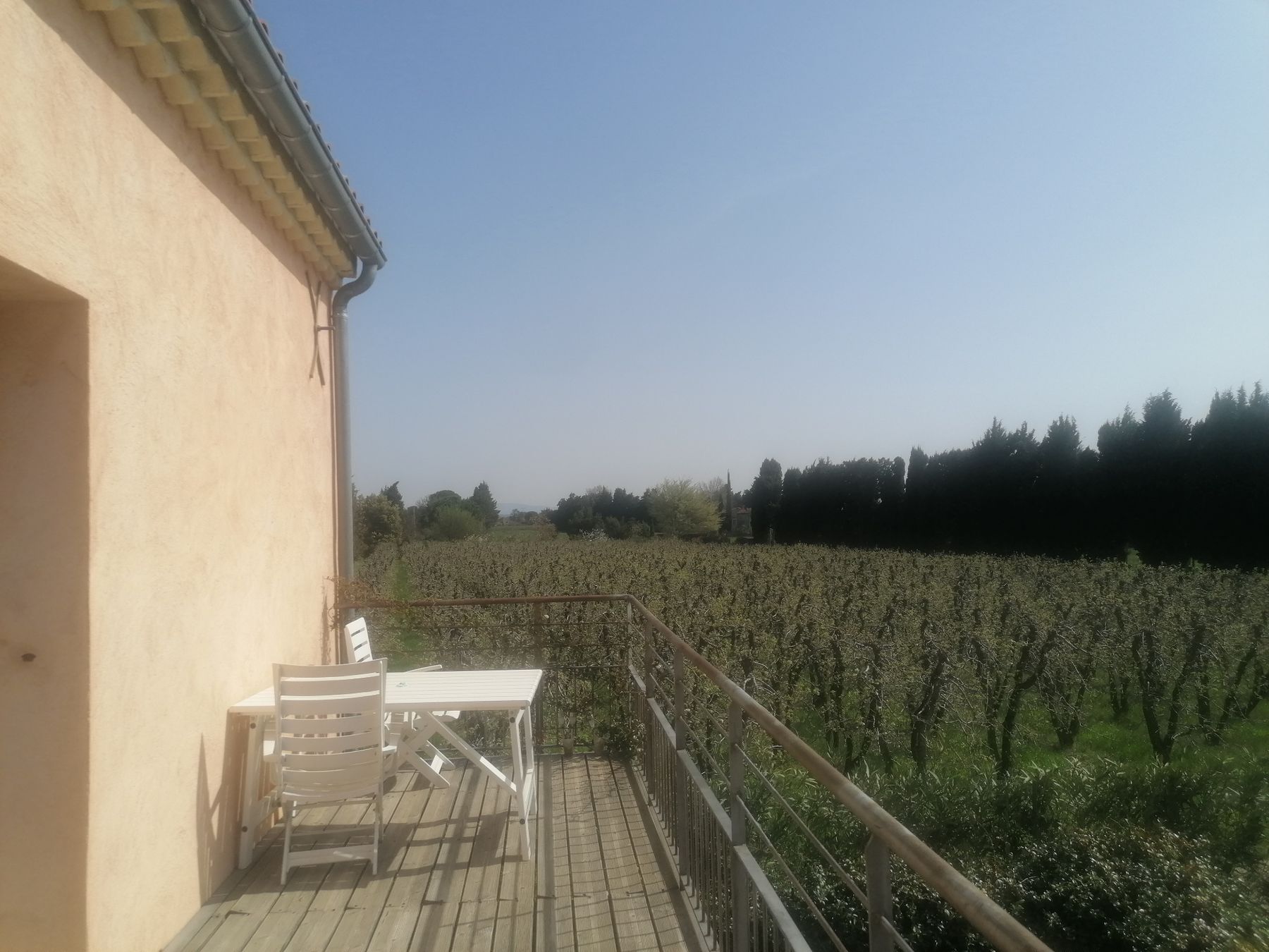 Terrasse et façade d'un logement ouvrant sur la campagne
